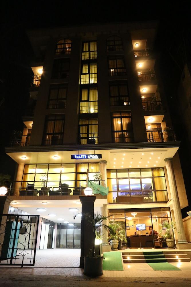 Caravan Hotel — 2