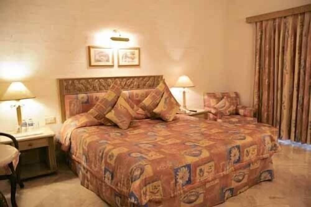 GOLDEN PALMS SPA — 8