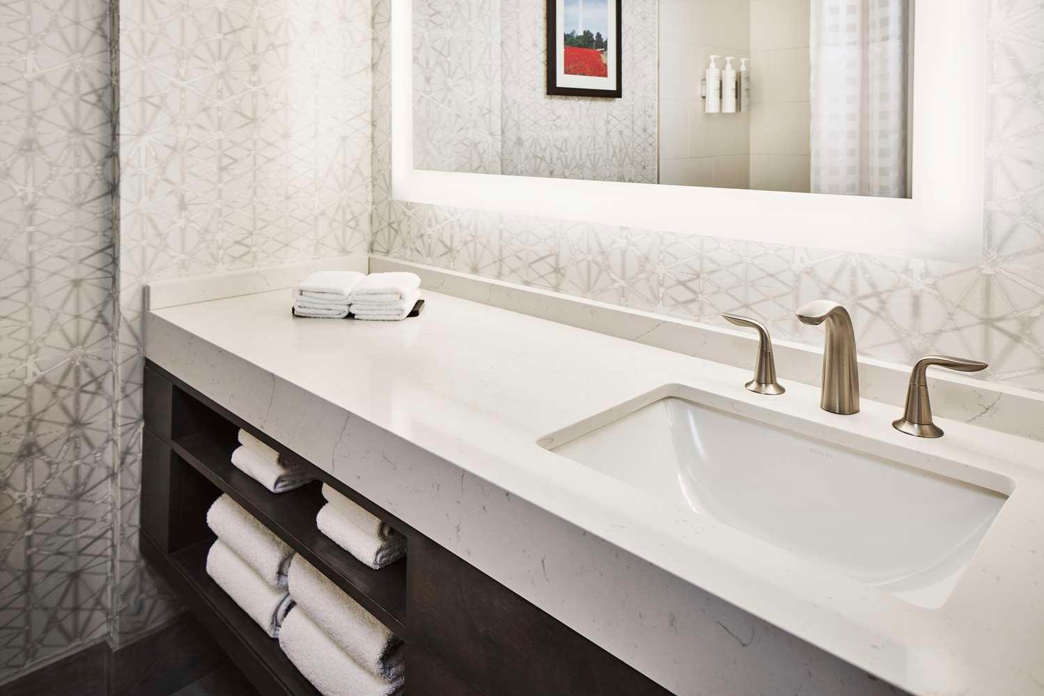 Embassy Suites Alexandria-Old Town — 3