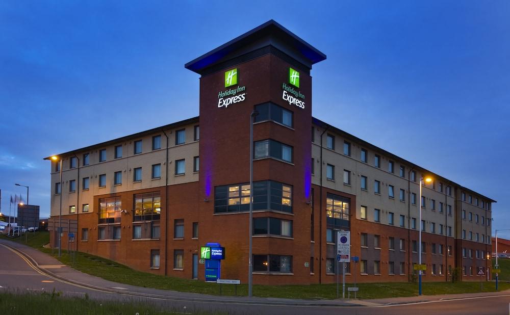 Holiday Inn Express London Luton Airport — 2