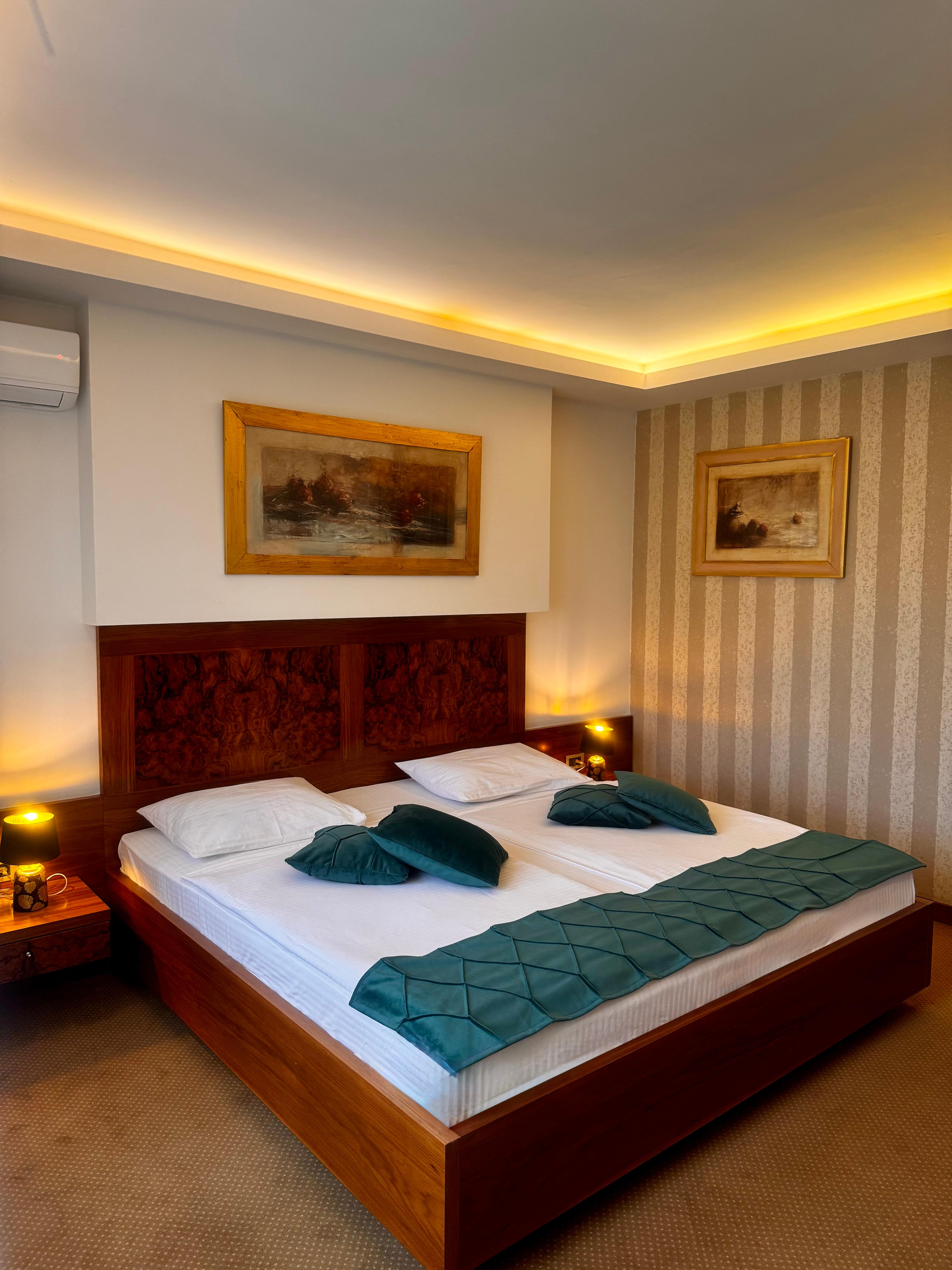 EXCLUSIVE HOTEL 969725 — 9