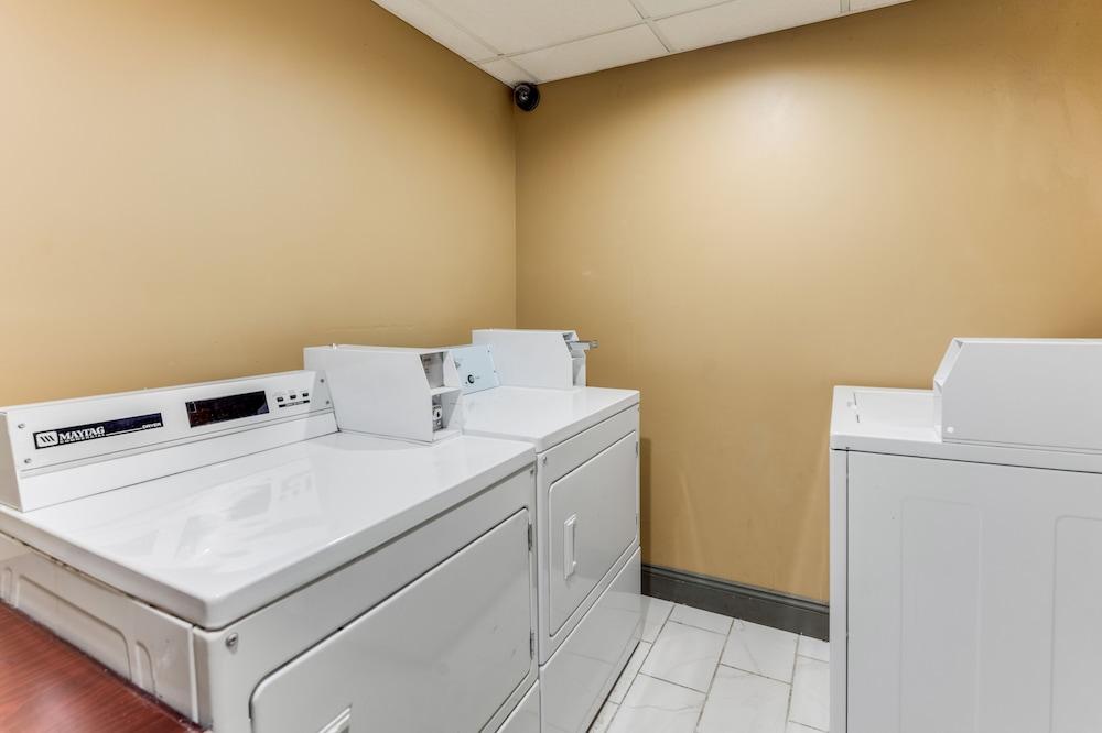 Econo Lodge Inn And Suites — 10