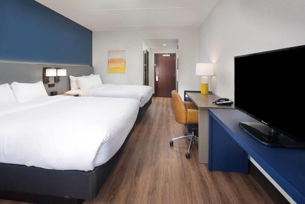 Comfort Suites Outlet Center — 7