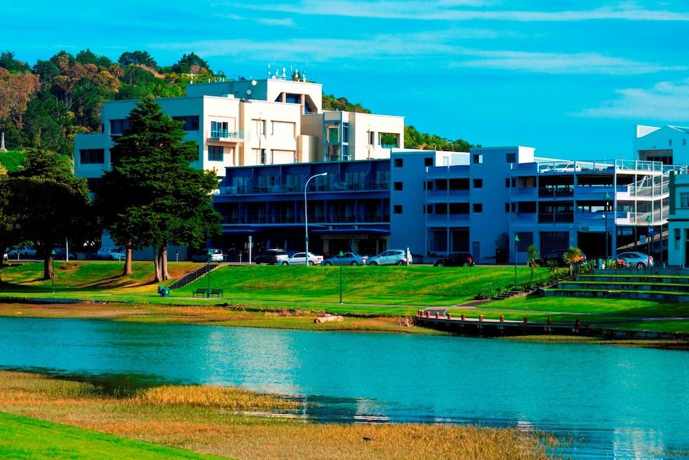 EMERALD HOTEL & CONFERENCE CENTRE 104671 — 2