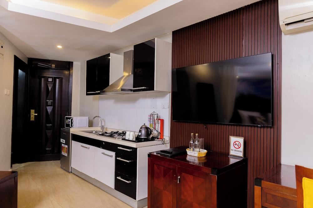 Royal Suites — 7