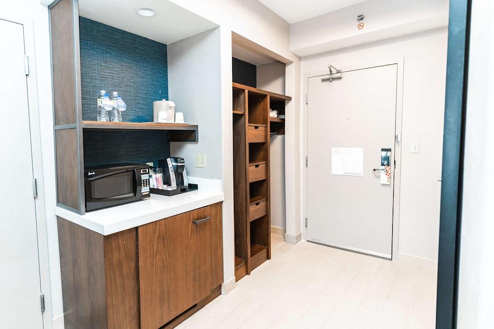 HILTON GARDEN INN FAIRFAX — 7