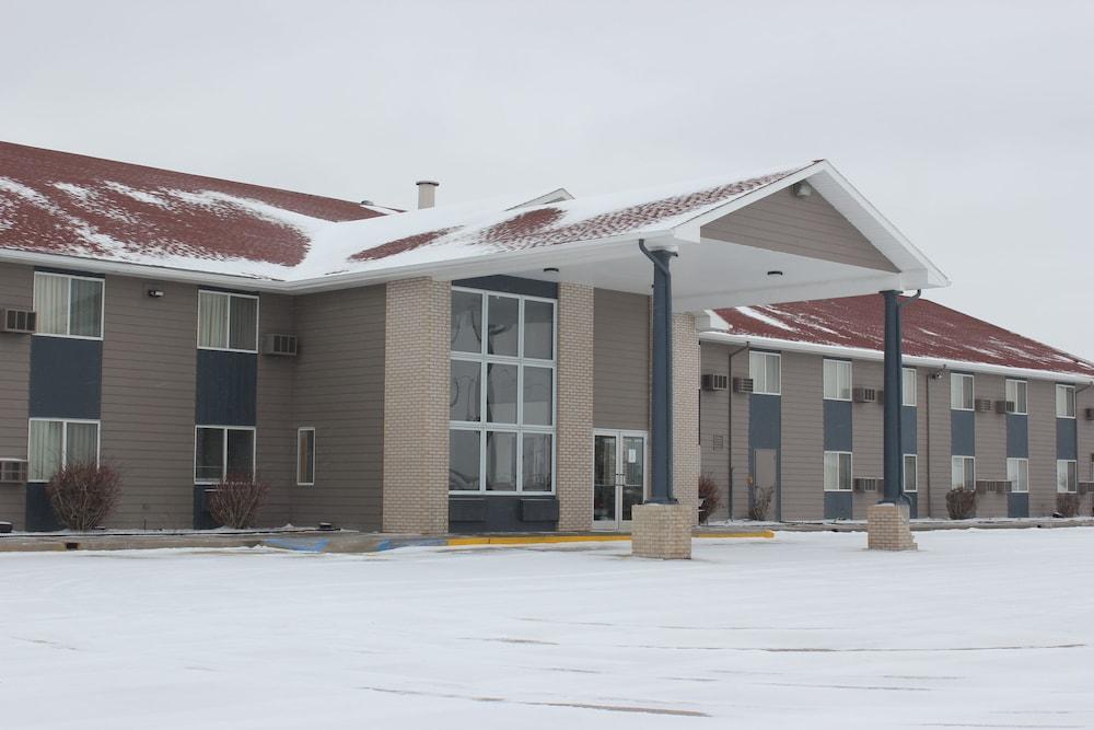 Alliance Hotel & Suites, a Howard Johnson by Wyndham — 3