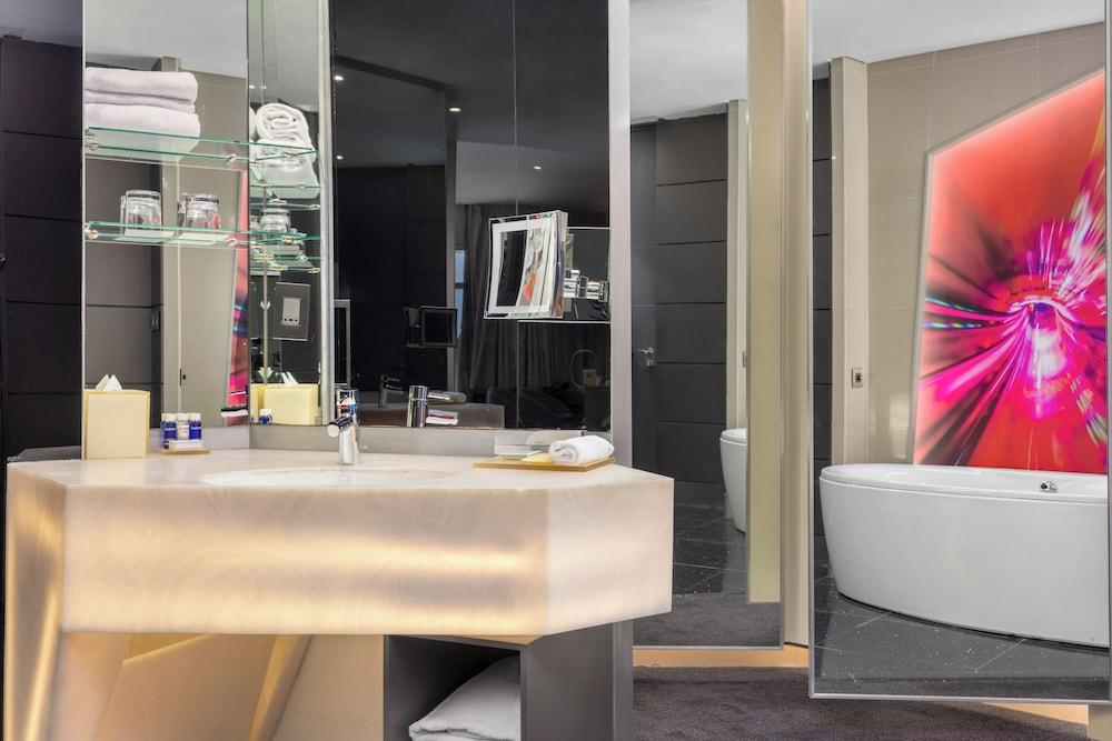 V Hotel Dubai Curio Collection By Hilton — 10