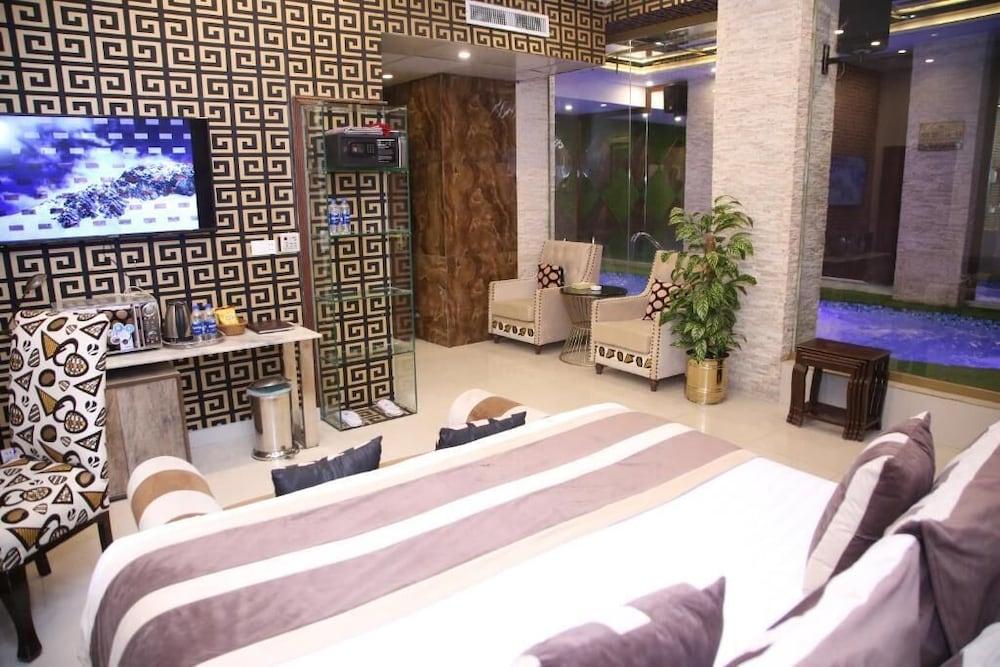 Hilton Suites (Local) 1004535 — 9
