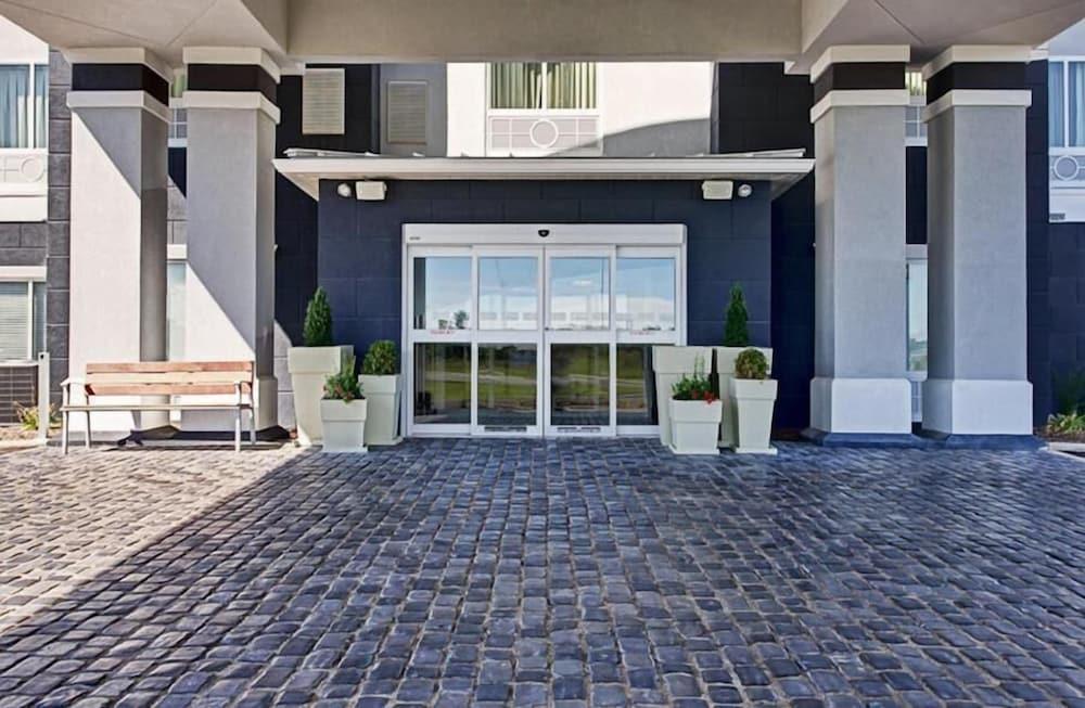 Holiday Inn Express Hotel & Suites North Fremont — 6