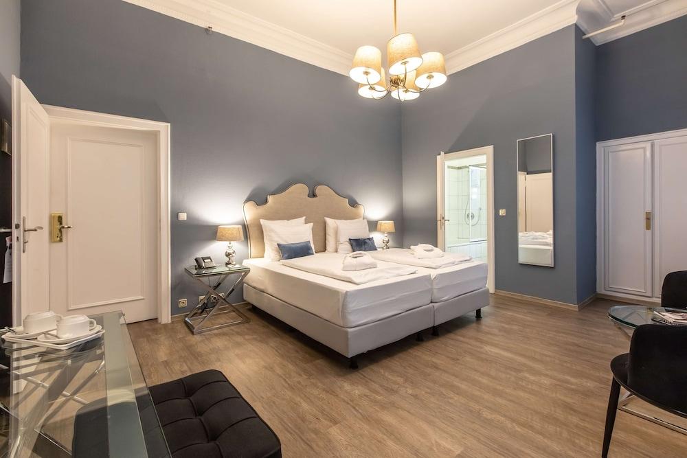 HOTEL MONOPOL 8224 — 7
