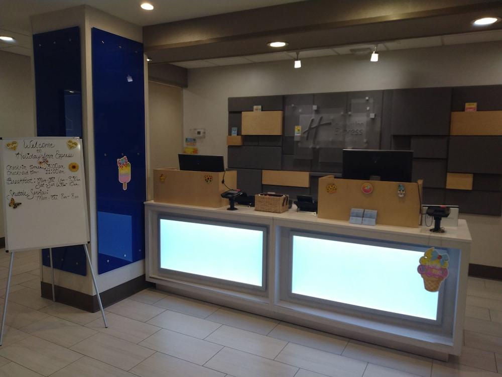 Holiday Inn Express Hotel and Suites Albuquerque Midtown — 2