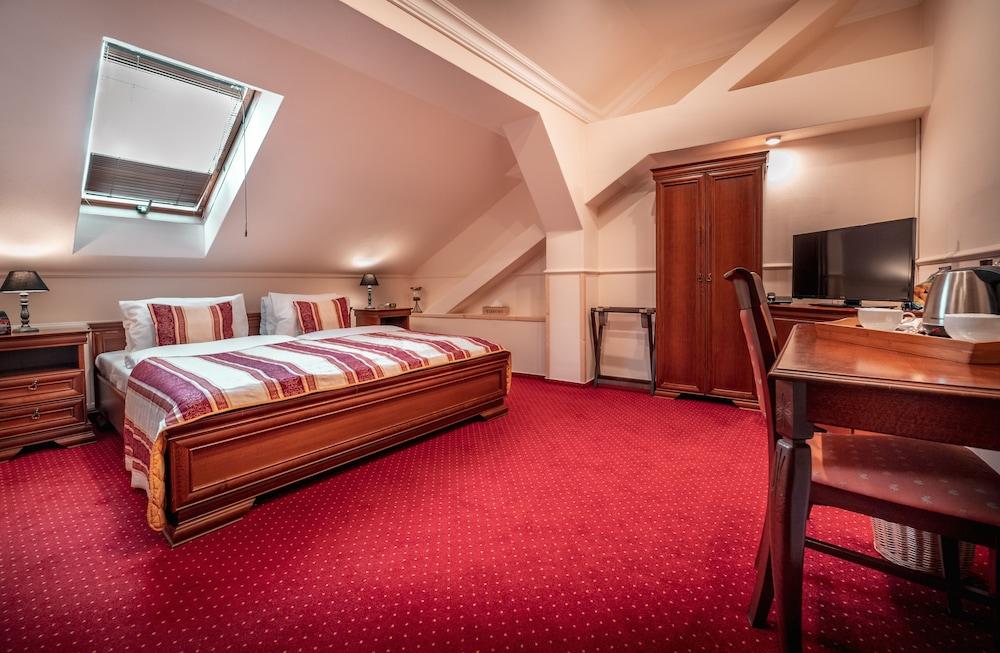 BEST WESTERN HOTEL CAPITAL — 9