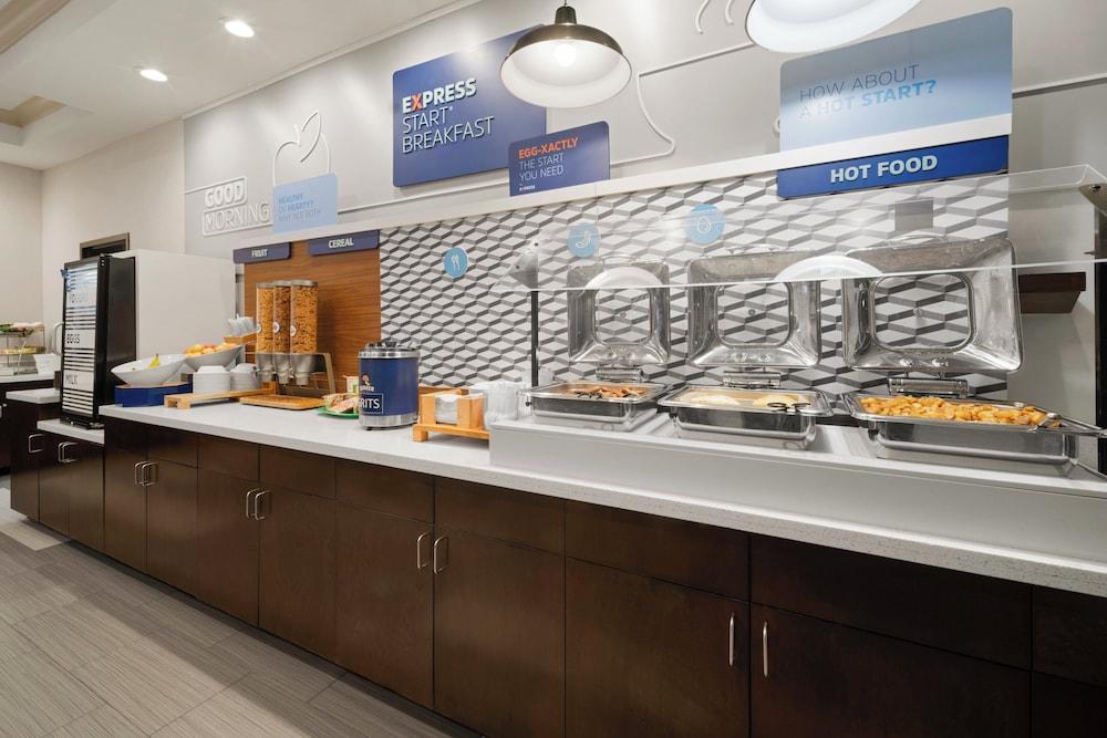 Holiday Inn Express and Suites Aiken — 8