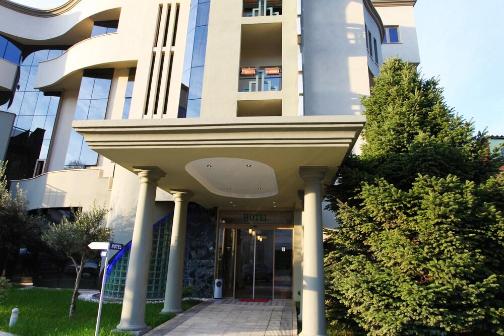Green Hotel — 2