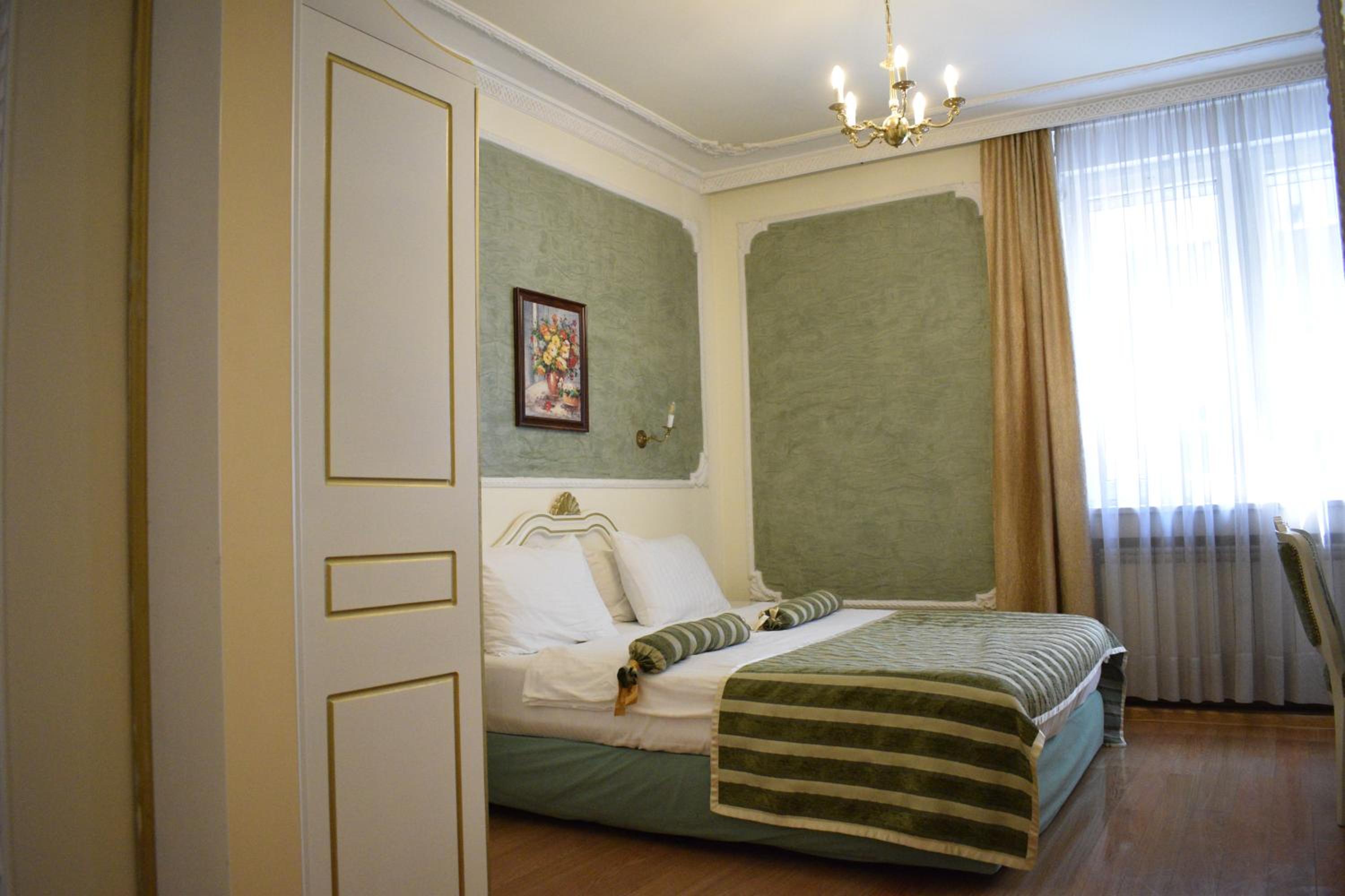 QUEEN'S ASTORIA DESIGN HOTEL — 7