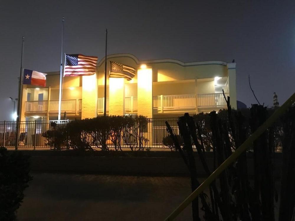 Motel6 Galveston, TX - Beach/Seawall — 10