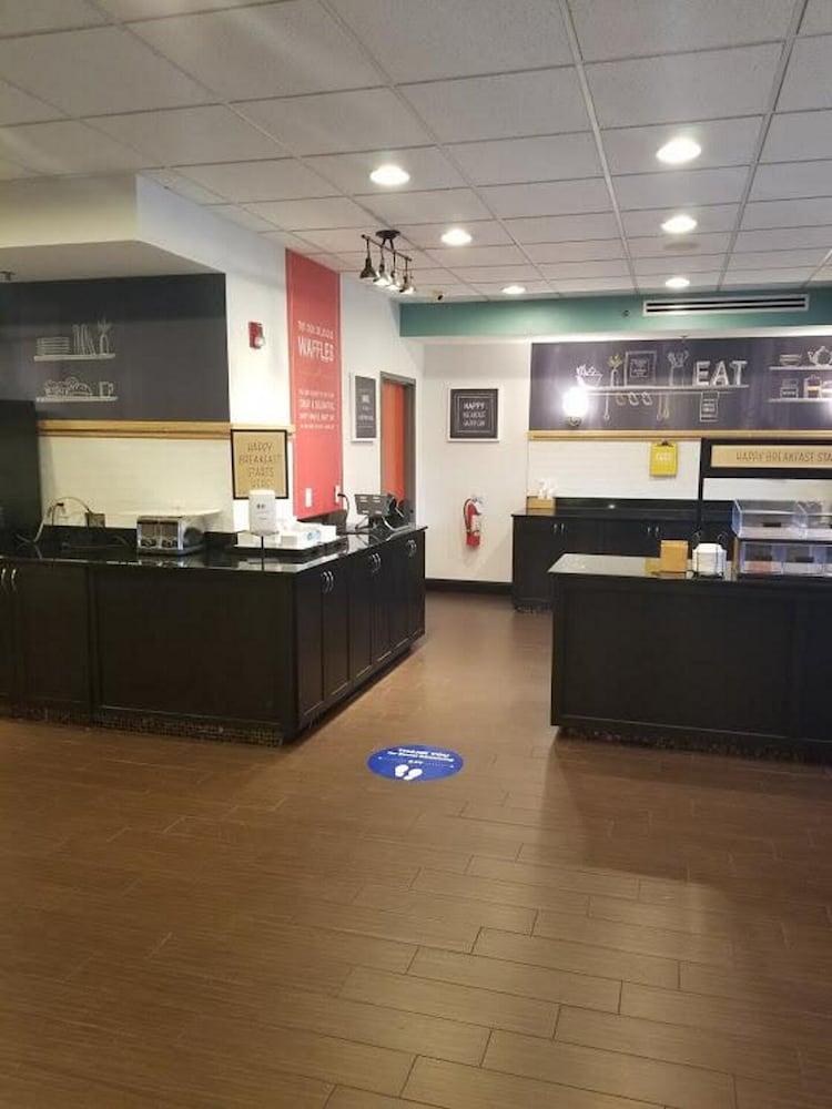 Hampton Inn Henderson — 6