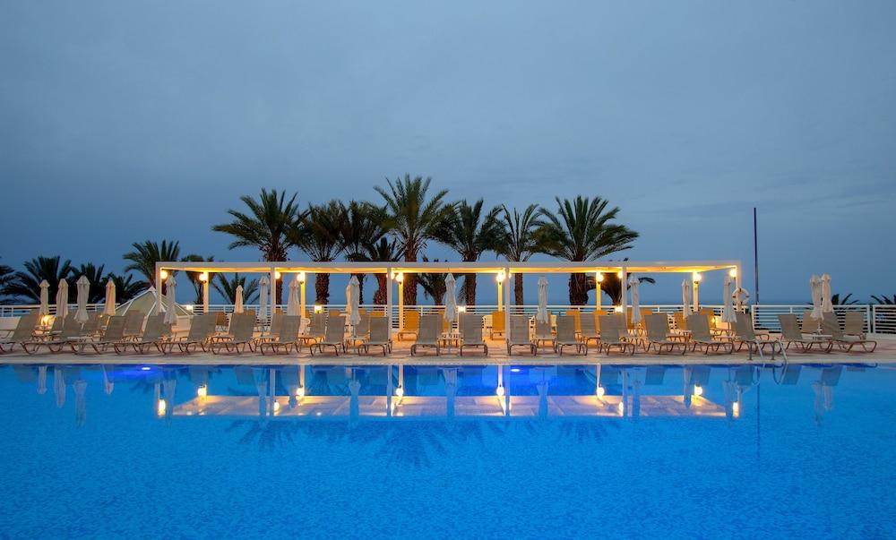 Queen's Bay Hotel — 9