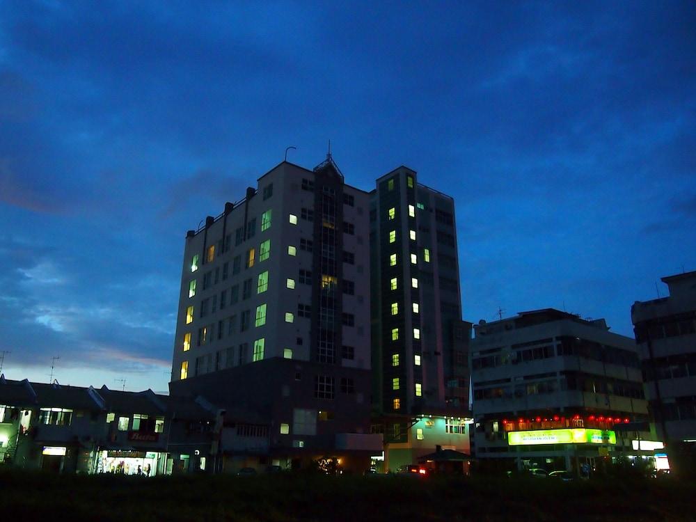 THE SWISS HOTEL APARTMENT(MB) 889075 — 2