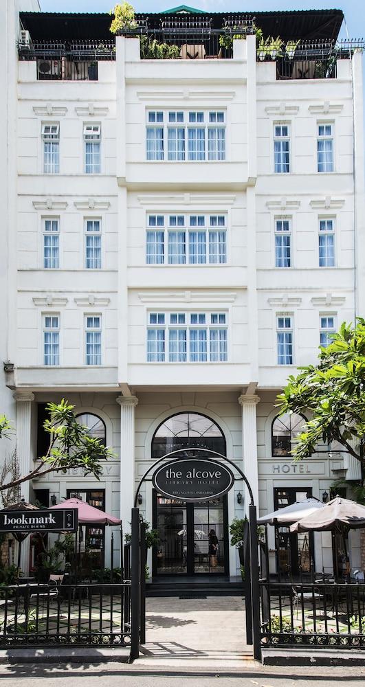 THE ALCOVE LIBRARY HOTEL — 6