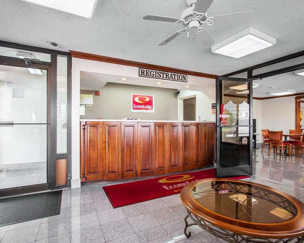 Econo Lodge Dyersburg I-155 — 8