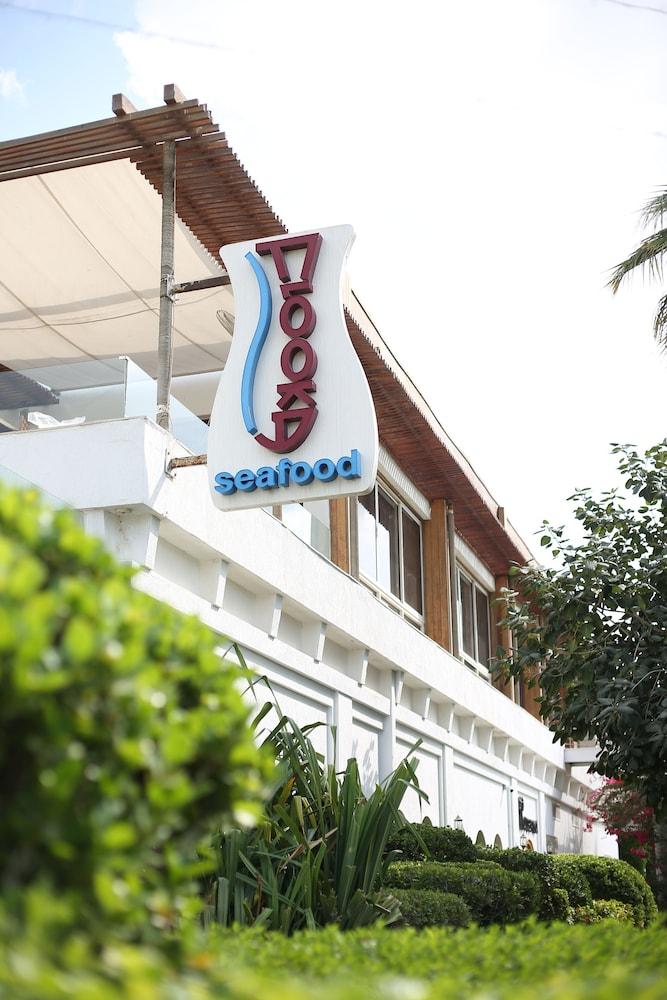 Dubai Marine Beach Resort And Spa — 10