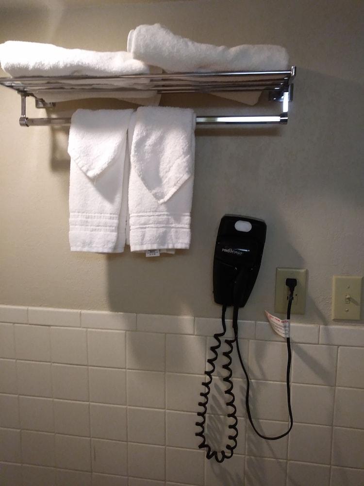Days Inn by Wyndham Hot Springs — 5