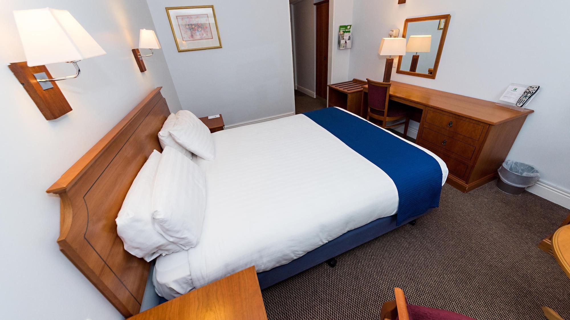 HOLIDAY INN NEWPORT — 10
