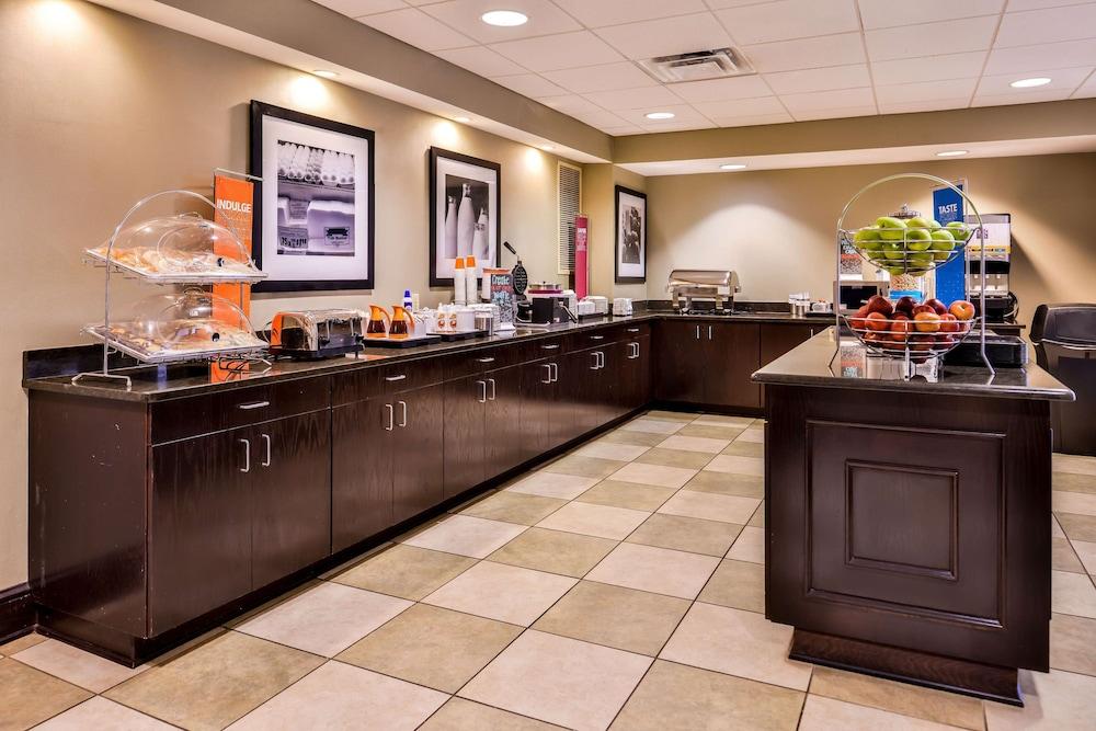 Hampton Inn Gonzales — 10