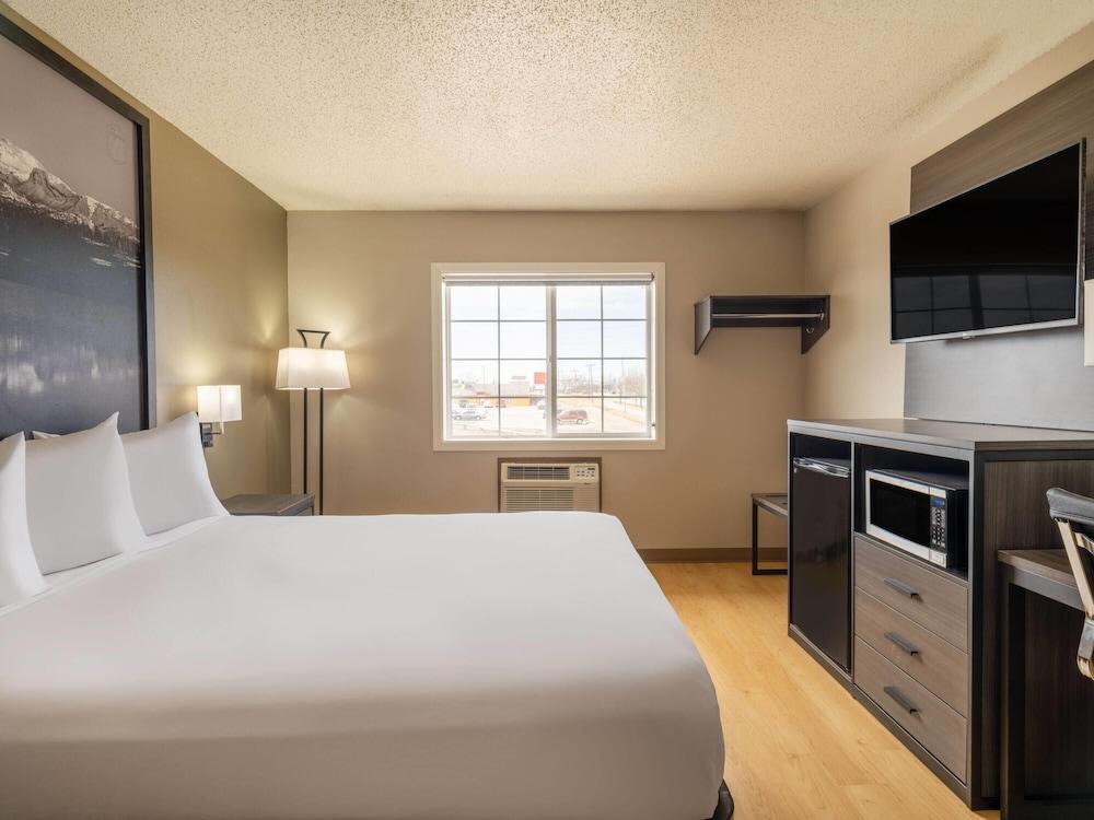 Super 8 By Wyndham Clinton — 6