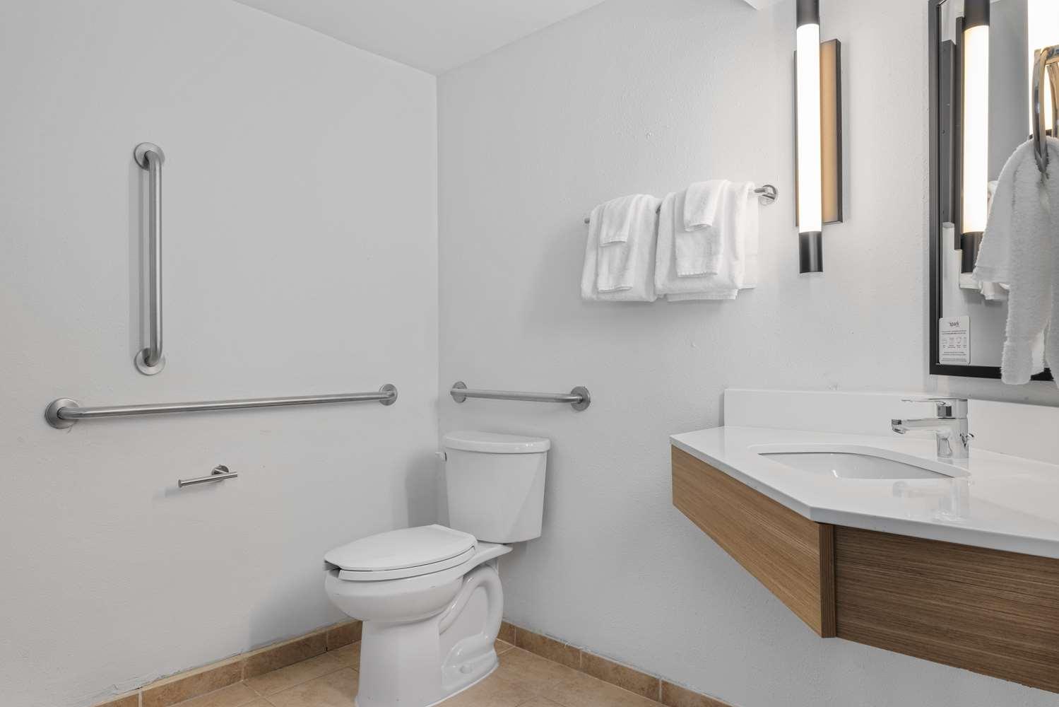 Spark by Hilton Colorado Springs I 25 Central — 5