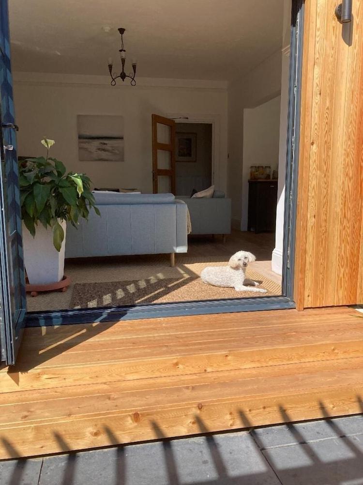 Summer Breeze Guest House - B&B — 2