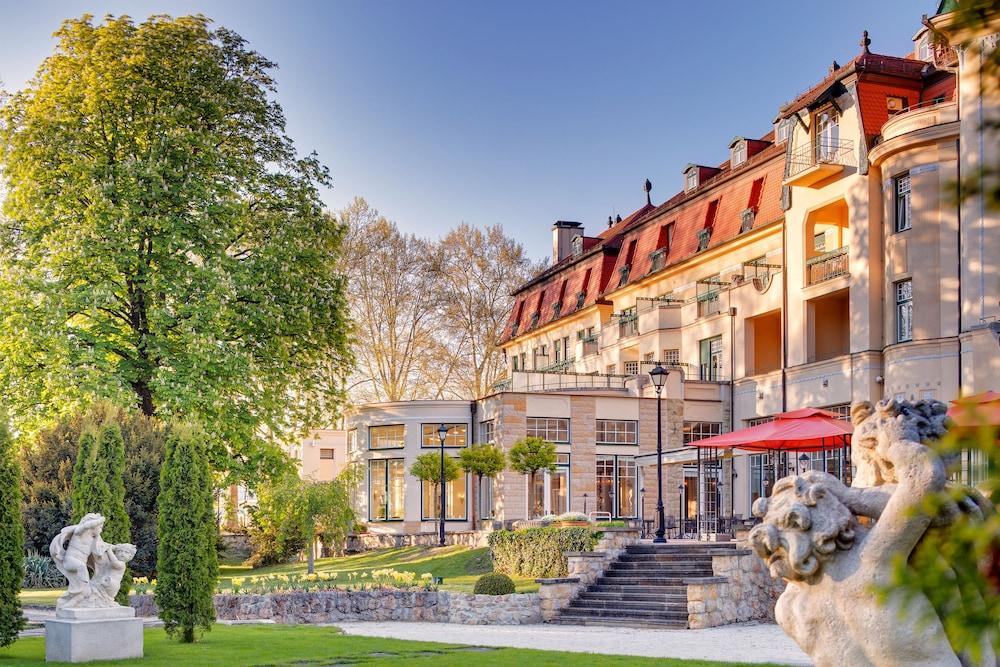 DANUBIUS HEALTH SPA RESORT THERMIA PALACE(formerly THERMIA PALACE HOTEL) — 5