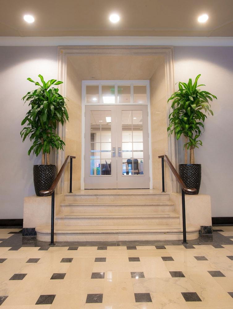 DoubleTree Suites by Hilton Detroit Downtown - Fort Shelby — 10