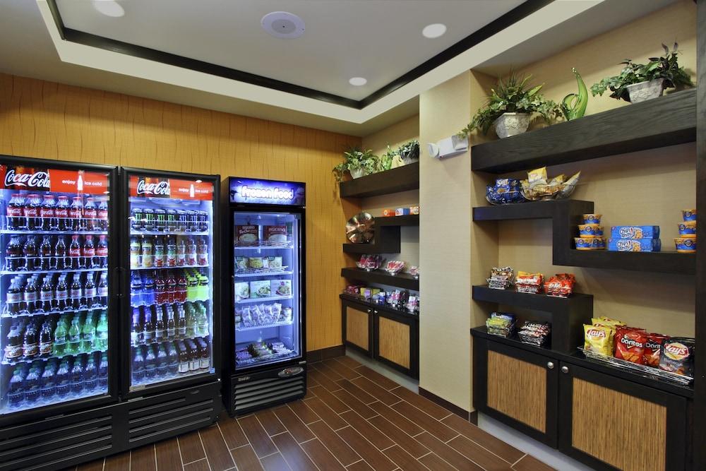 Holiday Inn Express and Suites Houston East Baytown — 9