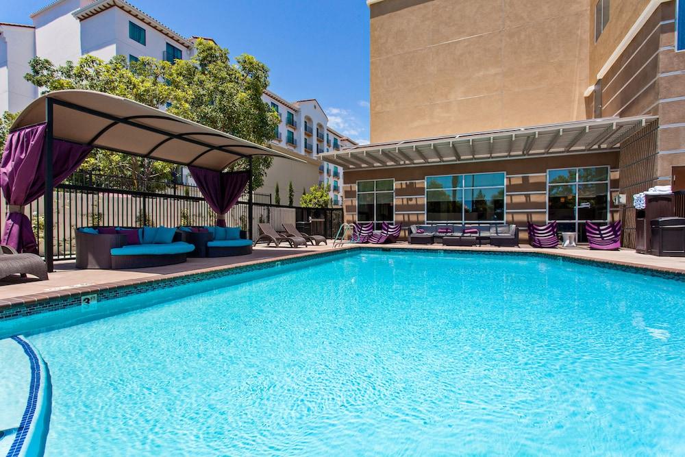 Holiday Inn Express & Suites Anaheim Resort Area — 1