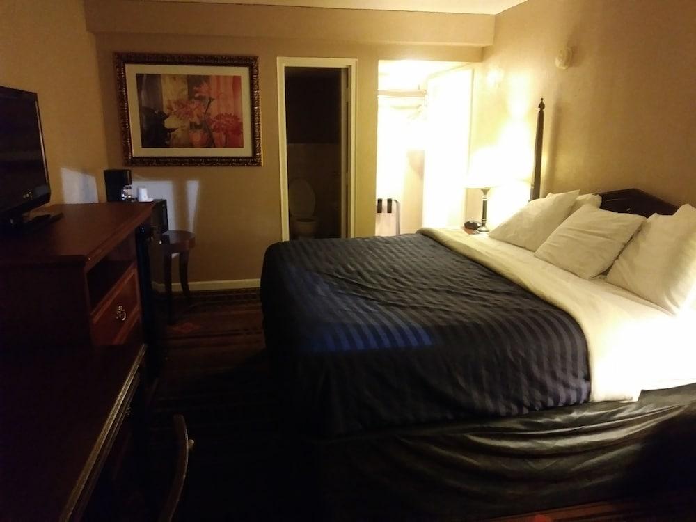Days Inn by Wyndham Hot Springs — 2