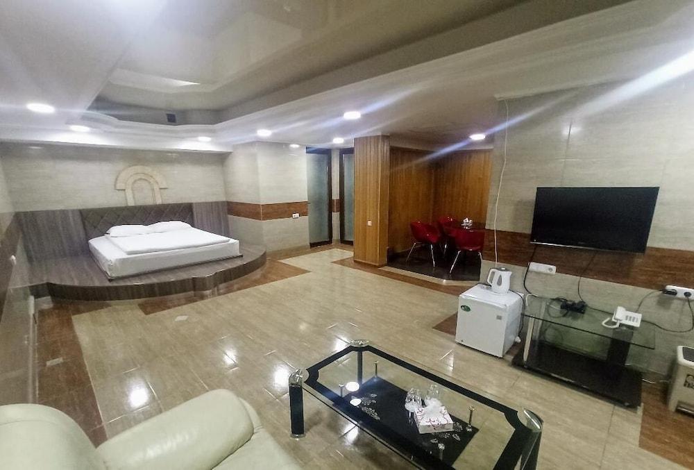 YEREVAN DELUXE HOTEL — 8