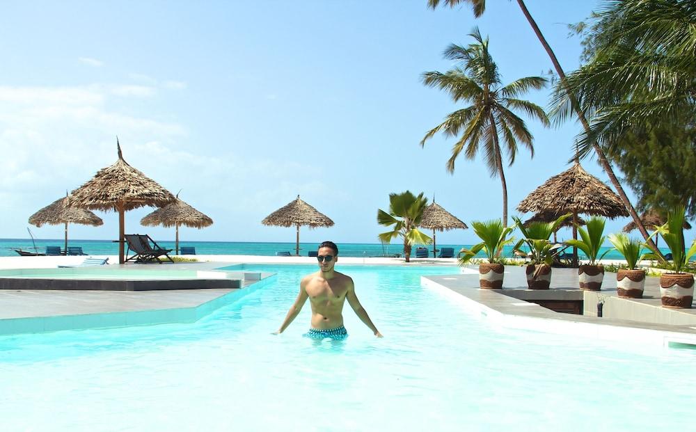 Smiles Beach Hotel — 5