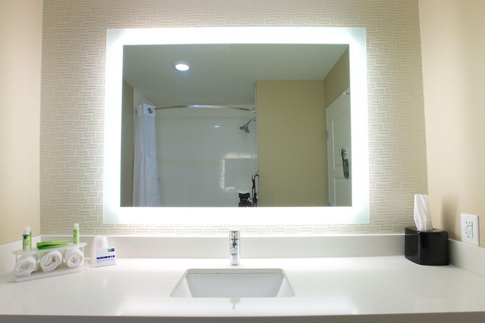 Holiday Inn Express Fargo SW - I-94 Medical Center — 5