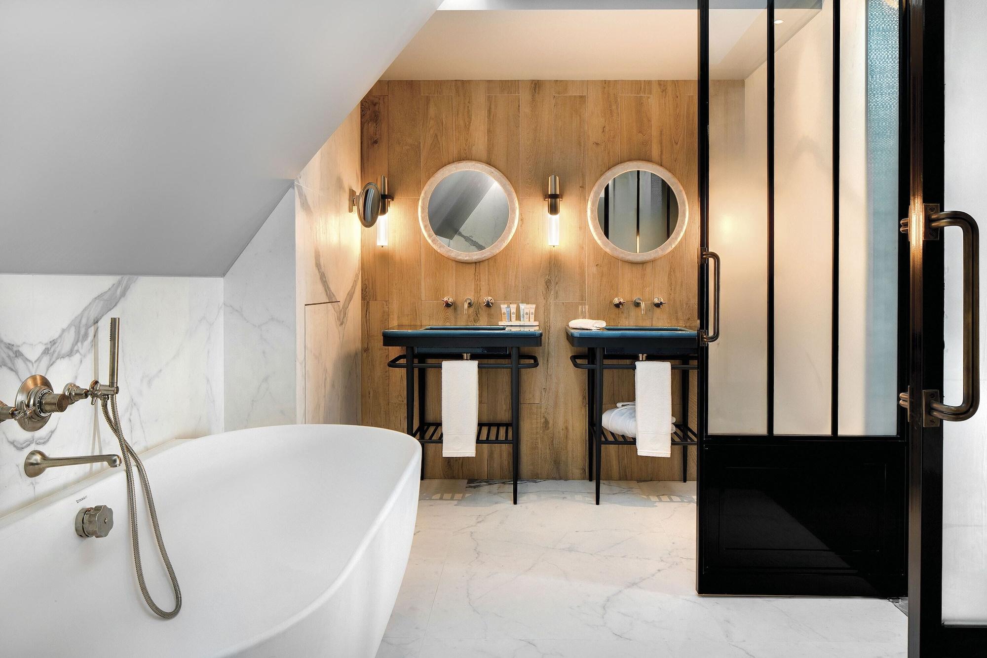 Le Demeure Montaigne 7184 — 5