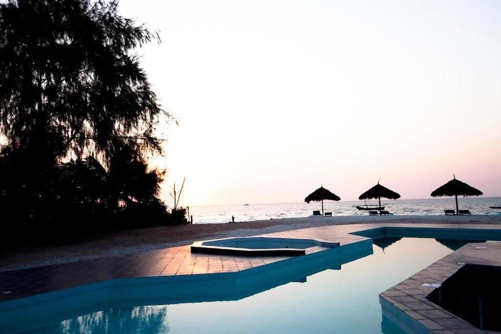 Smiles Beach Hotel — 10