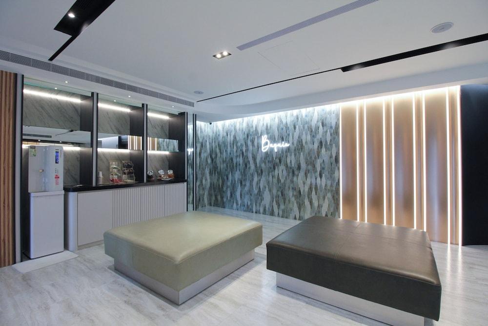 Hotel B — 8