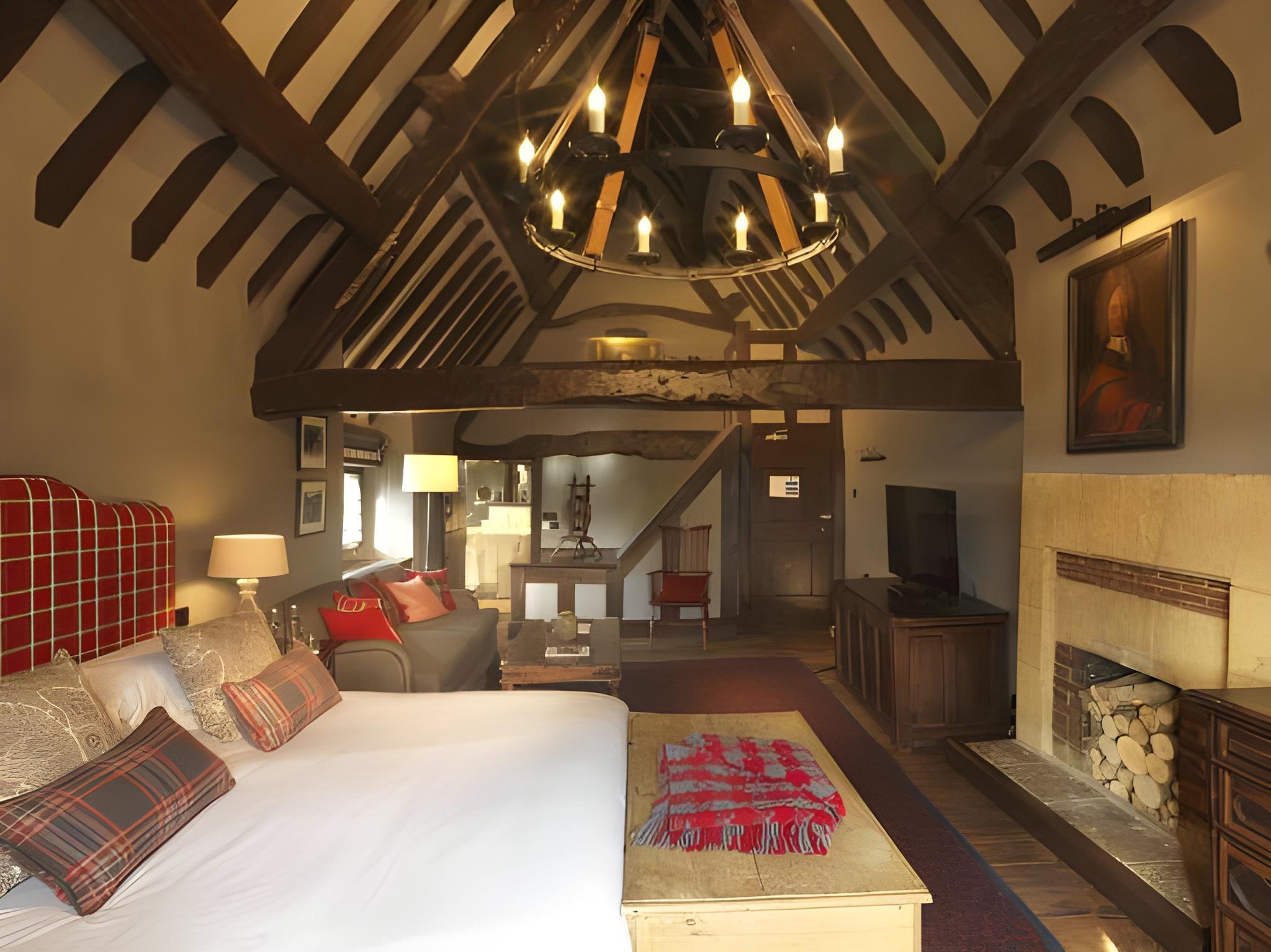 THE LYGON ARMS — 10