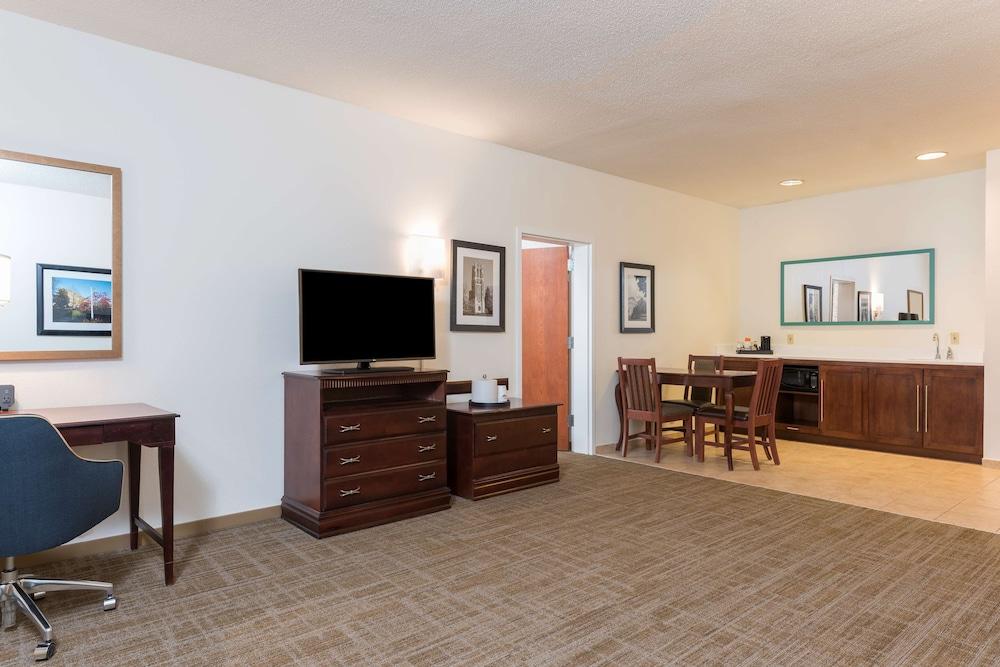 Hampton Inn East Lansing — 7