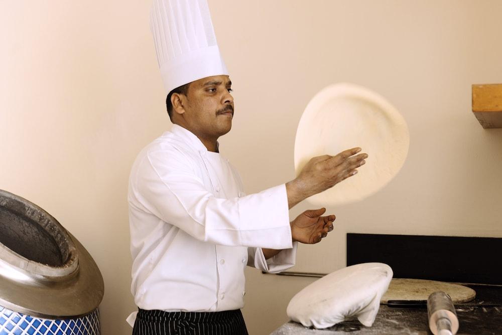 Crowne Plaza Muscat — 8