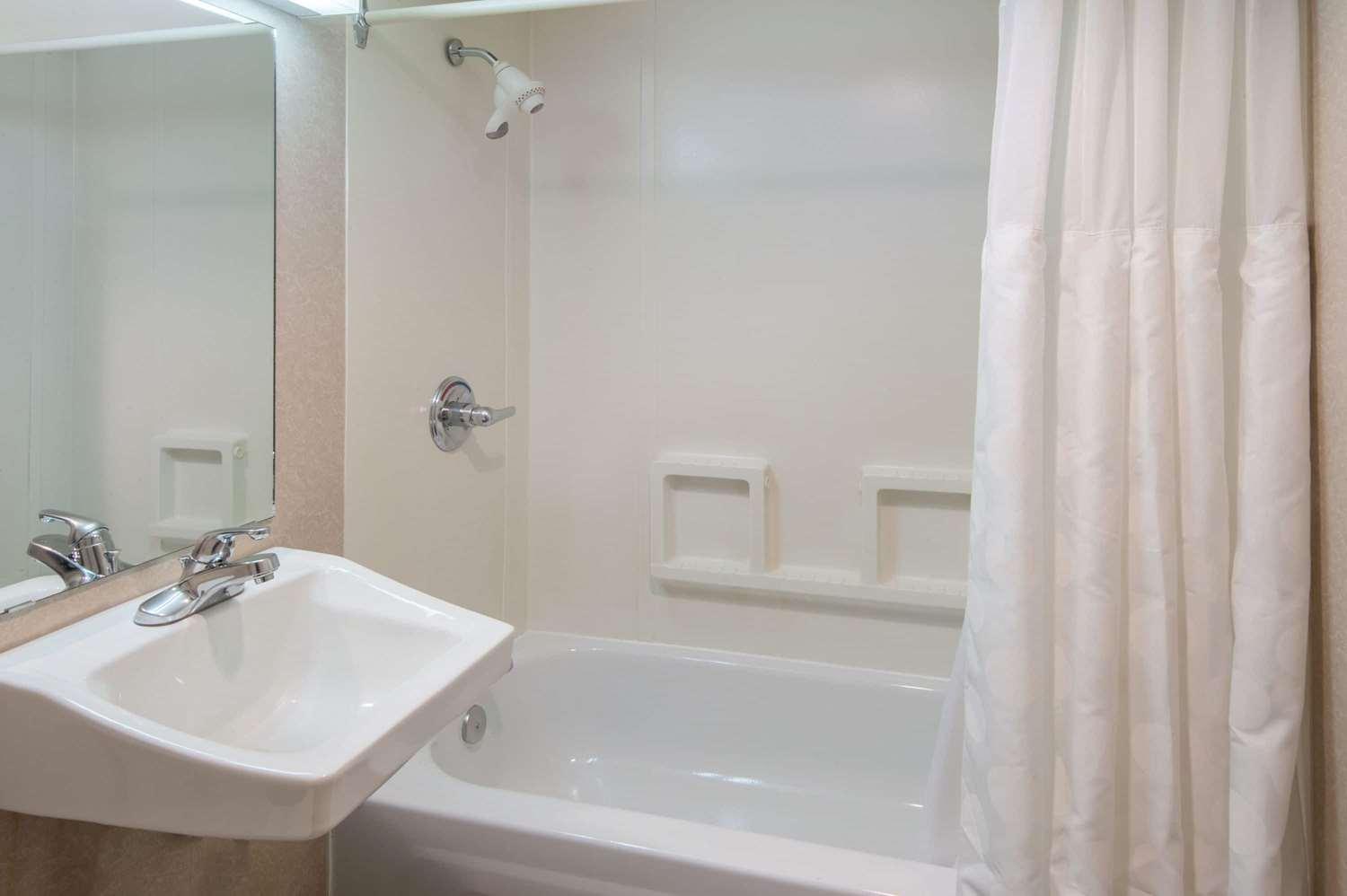 Ramada Plaza By Wyndham Calgary Downtown 83786 — 5
