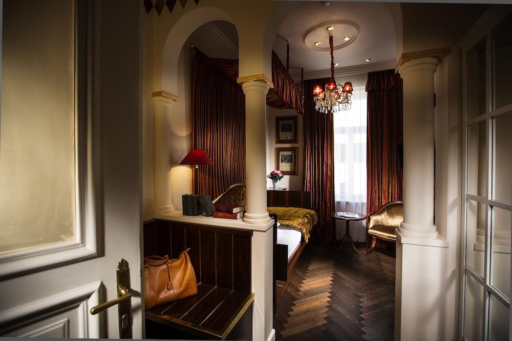 HOTEL BRISTOL — 10