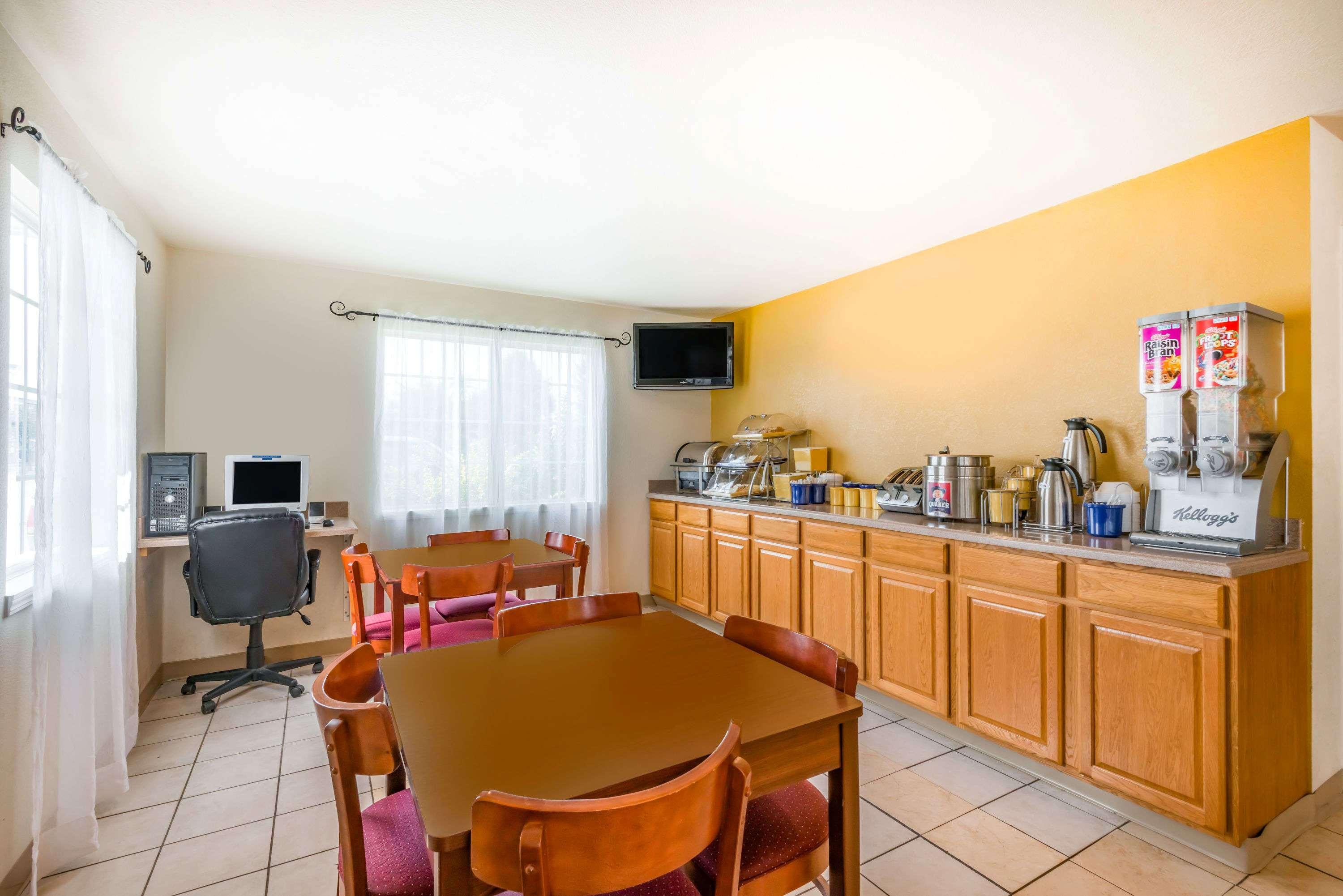 Hotel Andover KS — 9